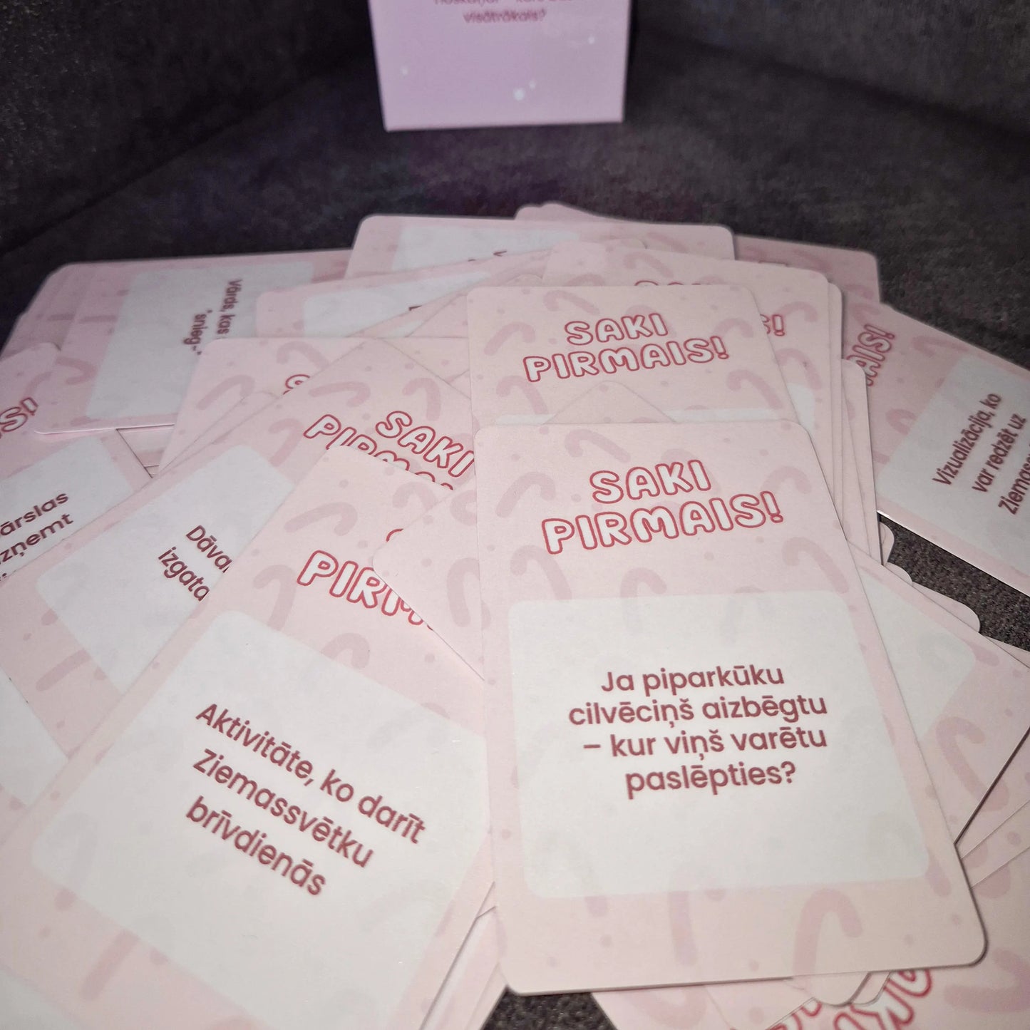 Saki Pirmais - Ātruma un Asprātības Spēle Svētku Noskaņās